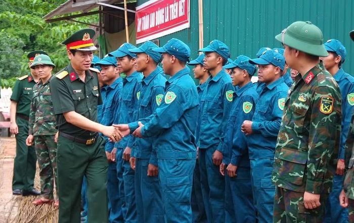 Lãnh đạo Bộ Chỉ huy quân sự tỉnh Quảng Trị thăm hỏi, động viên cán bộ, chiến sĩ đang tham gia hỗ trợ xây dựng trường phổ thông dân tộc nội trú tại khu vực biên giới.