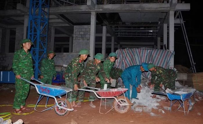 Nhiều tổ công tác duy trì thi công ngày đêm, góp phần đẩy nhanh tiến độ xây dựng các trường phổ thông dân tộc nội trú tại khu vực biên giới Quảng Trị.
