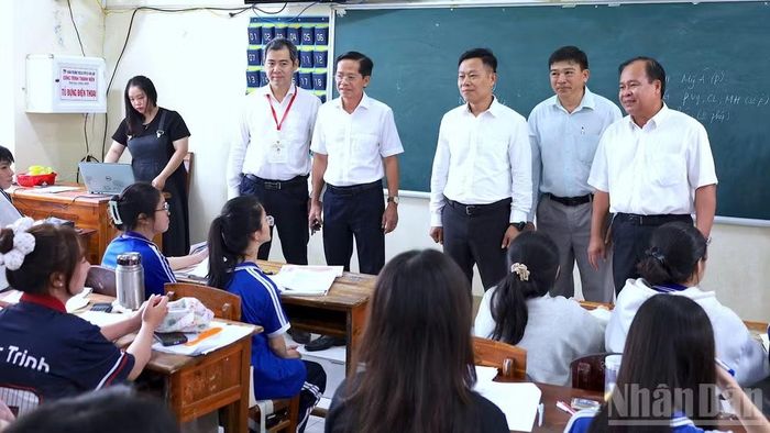 Thứ trưởng Giáo dục và Đào tạo Lê Quân (thứ 3 từ phải qua) cùng lãnh đạo Ủy ban nhân dân tỉnh Cà Mau kiểm tra công tác chuẩn bị cho kỳ thi tại Trường trung học cơ sở và trung học phổ thông Lý Văn Lâm.