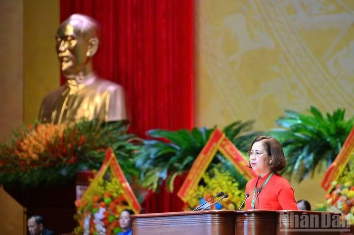 Phó Chủ tịch Hội Nông dân Việt Nam Bùi Thị Thơm trình bày các báo cáo tại phiên bế mạc Đại hội.