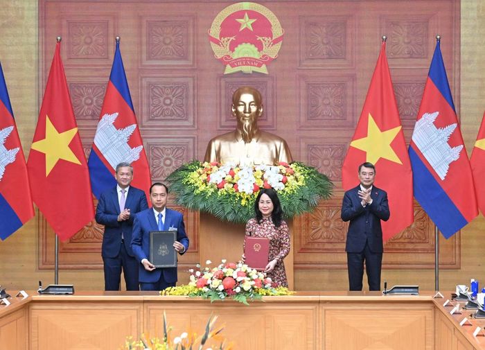Thủ tướng Lê Minh Hưng và Thủ tướng Vương quốc Campuchia Samdech Moha Borvor Thipadei Hun Manet chứng kiến lễ trao Văn kiện hợp tác Bộ Văn hóa, Thể thao và Du lịch nước Cộng hòa xã hội chủ nghĩa Việt Nam và Bộ Thông tin Vương quốc Campuchia về kế hoạch hợp tác trong lĩnh vực thông tin giai đoạn 2026-2030.