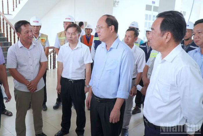Đồng chí Nguyễn Hồ Hải, Ủy viên Trung ương Đảng, Bí thư Tỉnh ủy Cà Mau (thứ 2 từ phải qua) cùng Chủ tịch Ủy ban nhân dân tỉnh Cà Mau Lữ Quang Ngời (bìa phải) kiểm tra tiến độ tại Dự án nâng cấp, mở rộng Cảng Hàng không Cà Mau.