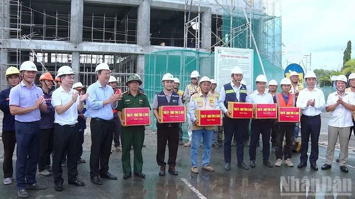 Lãnh đạo Tỉnh ủy và Ủy ban nhân dân tỉnh Cà Mau kiểm tặng quà đôn đốc, động viên lực lượng thi công Dự án nâng cấp, mở rộng Cảng Hàng không Cà Mau.