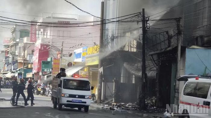 Lực lượng phòng cháy, chữa cháy và cứu nạn, cứu hộ đã khẩn trương điều động phương tiện cùng cán bộ, chiến sĩ đến hiện trường triển khai các biện pháp dập lửa.