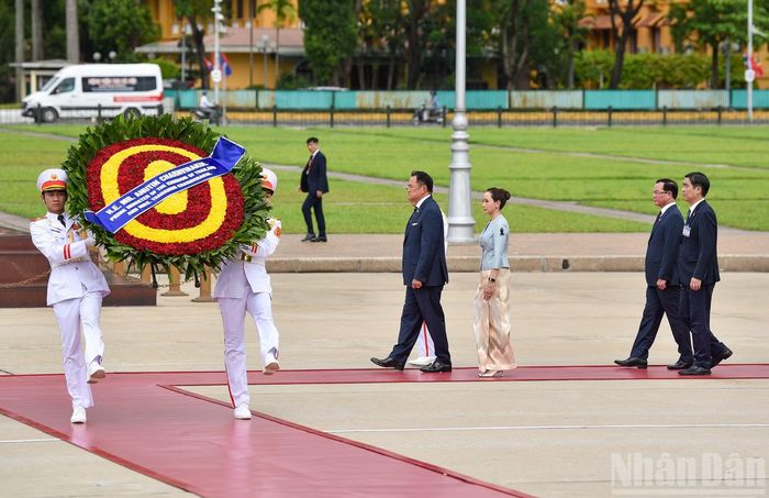 Thủ tướng Thái Lan Anutin Charnvirakul và đoàn trên khu vực quảng trường Ba Đình phía trước Lăng Chủ tịch Hồ Chí Minh.