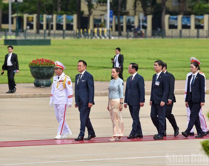 Thủ tướng Thái Lan Anutin Charnvirakul và đoàn trên khu vực quảng trường Ba Đình phía trước Lăng Chủ tịch Hồ Chí Minh.