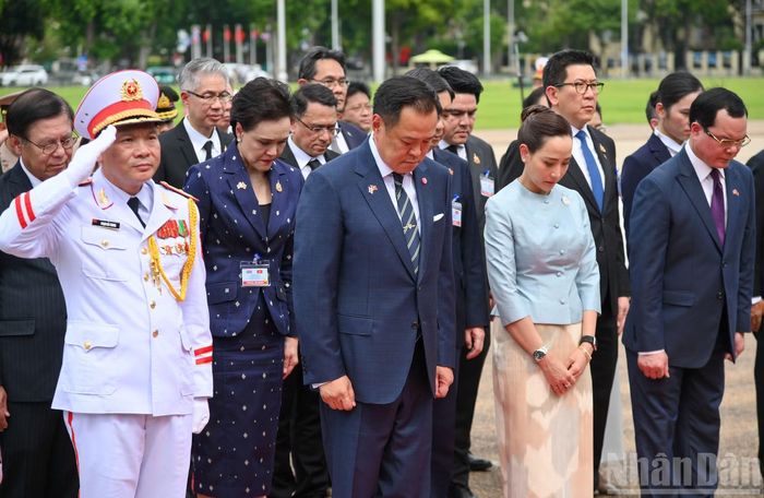 Thủ tướng Thái Lan Anutin Charnvirakul kính cẩn trước nơi yên nghỉ của Chủ tịch Hồ Chí Minh.