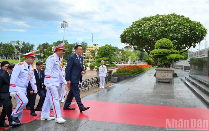 Thủ tướng Thái Lan Anutin Charnvirakul cùng đoàn vào Lăng viếng Chủ tịch Hồ Chí Minh.