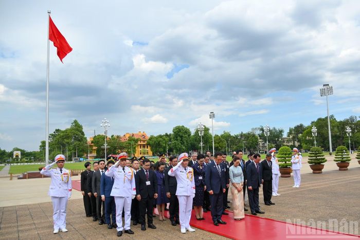Thủ tướng Thái Lan Anutin Charnvirakul cùng Đoàn đại biểu cấp cao tưởng niệm Chủ tịch Hồ Chí Minh.