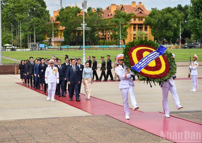 Thủ tướng Thái Lan Anutin Charnvirakul và đoàn vào Lăng viếng Chủ tịch Hồ Chí Minh.