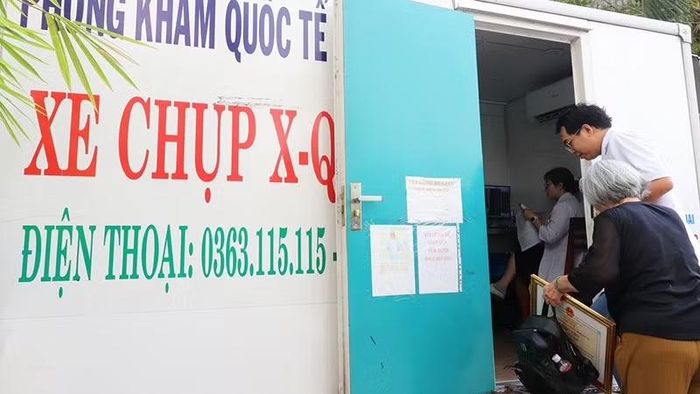 Người cao tuổi được chụp X-quang bằng máy lưu động.