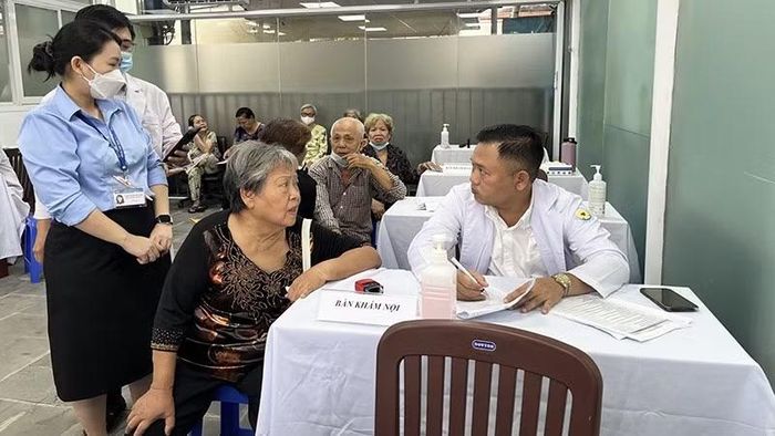 Khám nội khoa tại bệnh viện cho một người bệnh.