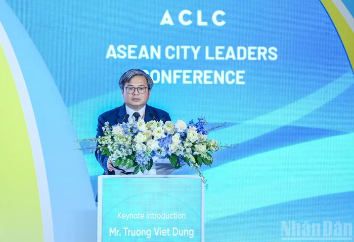 Phó Chủ tịch Ủy ban nhân dân thành phố Hà Nội Trương Việt Dũng phát biểu tại hội nghị. (Ảnh: DUY LINH)