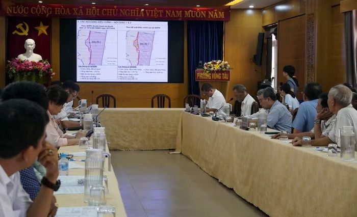 Đơn vị tư vấn trình bày lý do phải điều chỉnh quy hoạch cục bộ với người dân hẻm 95 và 105 Lê Lợi.