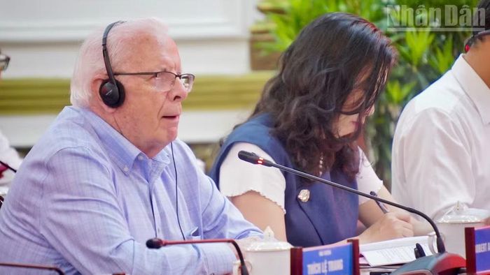 Cựu quân nhân Hoa Kỳ dự chia sẻ thông tin tại hội thảo.