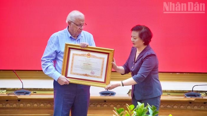 Phó Thủ tướng Phạm Thị Thanh Trà trao Bằng khen của Thủ tướng Chính phủ cho ông Robert Ambrose Connor, cựu quân nhân Hoa Kỳ, thành viên nhóm tình nguyện hỗ trợ Việt Nam tìm kiếm liệt sĩ.