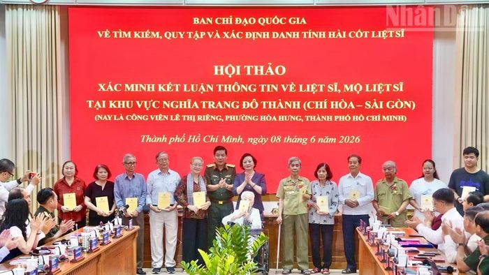 Phó Thủ tướng trao quà cho các gia đình thân nhân liệt sĩ hy sinh trong chiến dịch Mậu Thân 1968.
