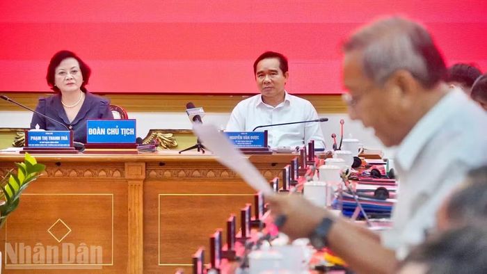 Đại biểu chăm chú nghe các nhân chứng lịch sử chia sẻ thông tin.