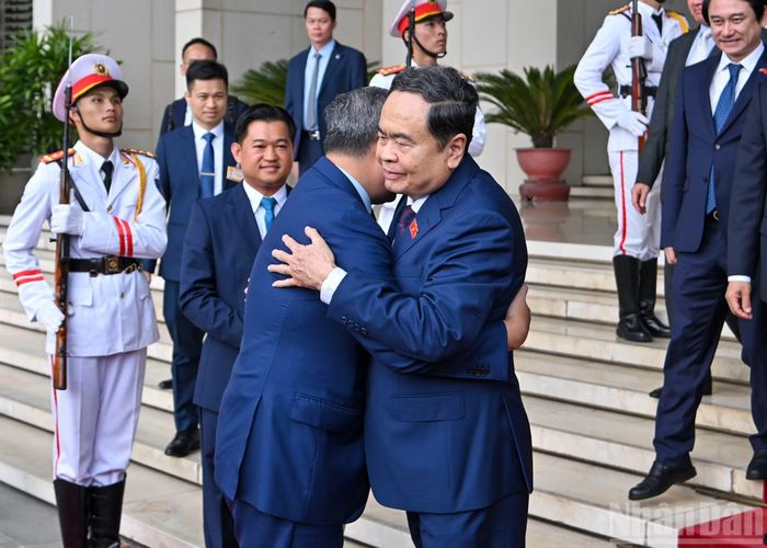 Chủ tịch Quốc hội Trần Thanh Mẫn tiễn Thủ tướng Campuchia Hun Manet.