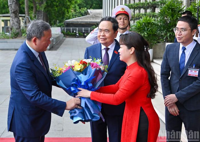 Nhân viên Văn phòng Quốc hội tặng hoa chào mừng Thủ tướng Campuchia Hun Manet.