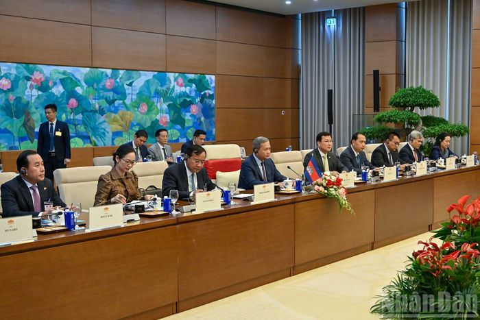 Thủ tướng Campuchia Hun Manet cùng các đại biểu tháp tùng tại hội kiến.