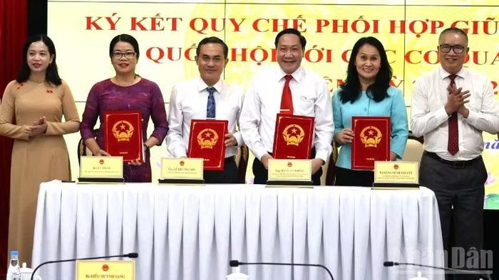Lãnh đạo Đoàn đại biểu Quốc hội thành phố Đồng Nai và đại diện Thường trực Hội đồng nhân dân, Ủy ban nhân dân, Ủy ban Mặt trận Tổ quốc Việt Nam thành phố ký kết quy chế phối hợp.