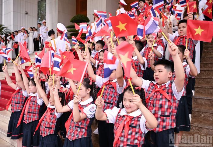 Các cháu thiếu nhi vẫy chào hai Thủ tướng.