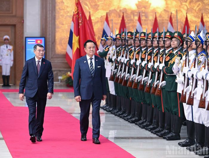 Thủ tướng Lê Minh Hưng và Thủ tướng Vương quốc Thái Lan Anutin Charnvirakul duyệt Đội danh dự Quân đội nhân dân Việt Nam.