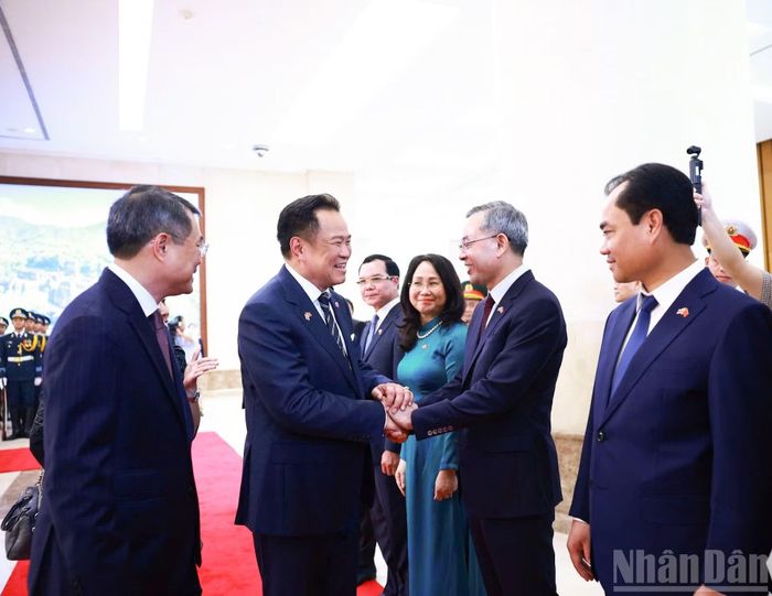 Thủ tướng Lê Minh Hưng giới thiệu các thành viên đoàn Việt Nam với Thủ tướng Vương quốc Thái Lan Anutin Charnvirakul.