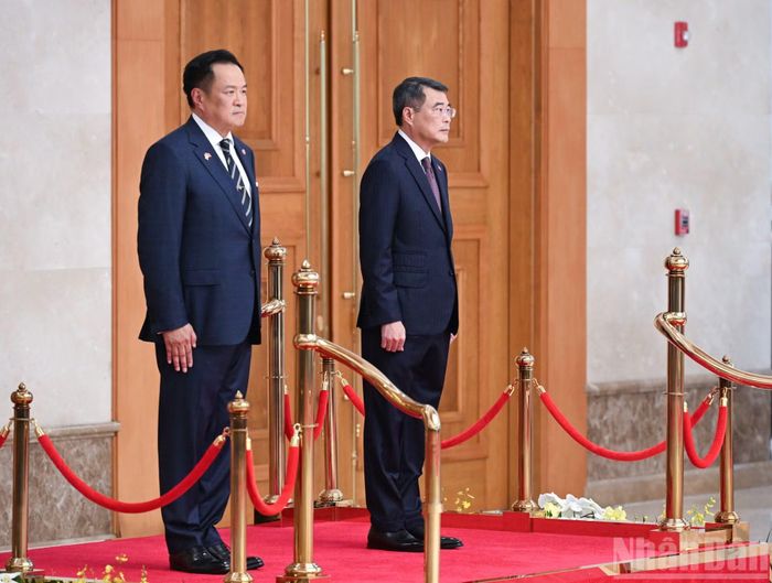 Thủ tướng Lê Minh Hưng và Thủ tướng Vương quốc Thái Lan Anutin Charnvirakul thực hiện nghi lễ chào cờ hai nước.