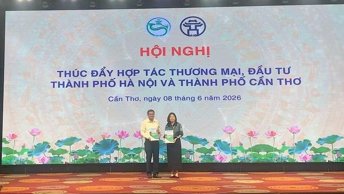 Đại diện lãnh đạo Hà Nội và Cần Thơ trao bản hợp tác về phát triển du lịch.