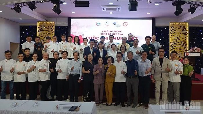 Các đại biểu chụp ảnh lưu niệm tại chương trình.