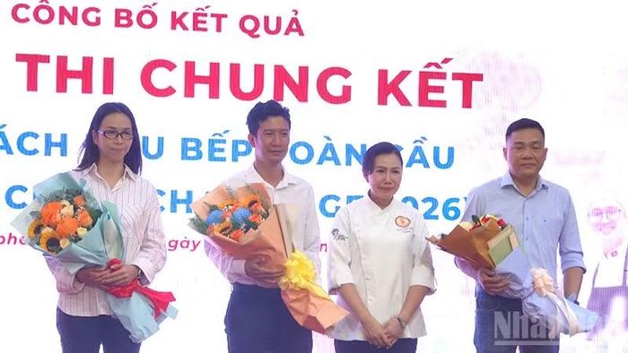 Tặng hoa tri ân các nhà tài trợ cho các đầu bếp tham gia cuộc thi.
