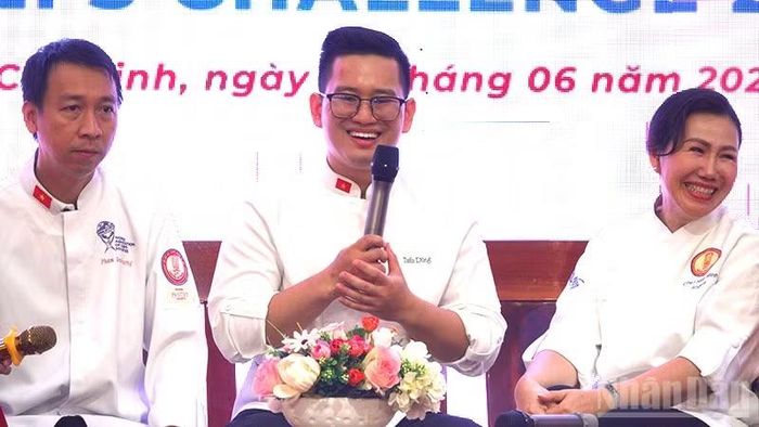 Đầu bếp Trịnh Tuấn Dũng (giữa) chia sẻ về quá trình chuẩn bị tham gia cuộc thi.