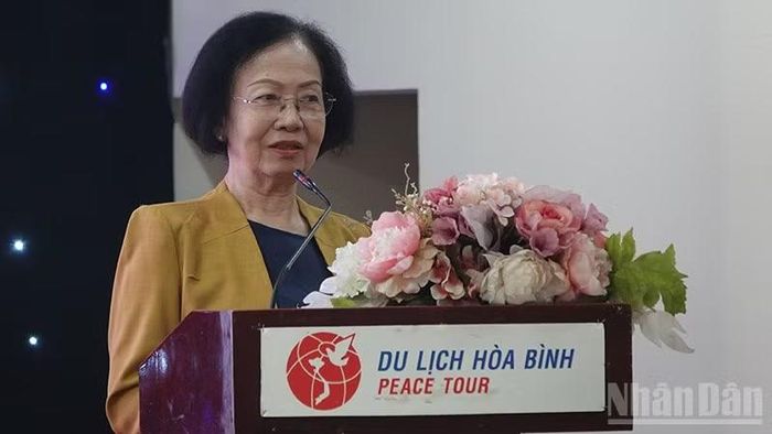 Bà Nguyễn Thị Khánh, Chủ tịch Hiệp hội Du lịch Thành phố Hồ Chí Minh chúc mừng các thí sinh đoạt giải trong cuộc thi Thử thách đầu bếp toàn cầu 2026.