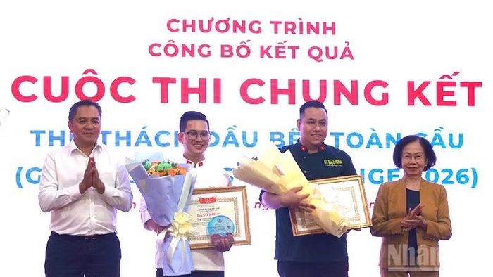 Lãnh đạo Sở Du lịch Thành phố, lãnh đạo Hiệp hội Du lịch Thành phố chúc mừng các thí sinh.