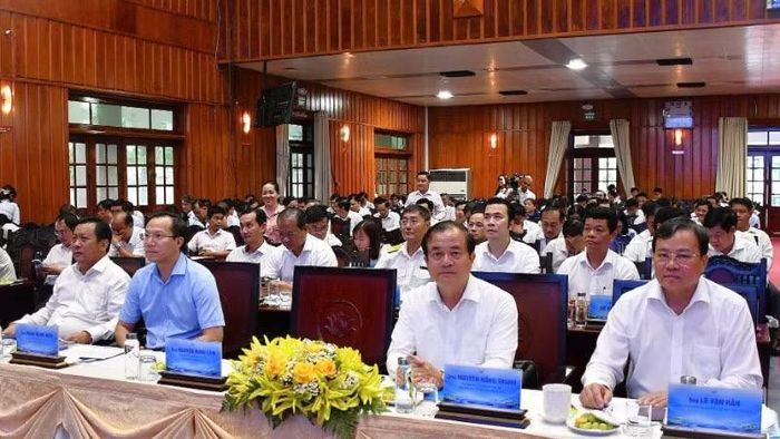 Lãnh đạo tỉnh và xã nghe báo cáo tham luận của Sở Tài chính.