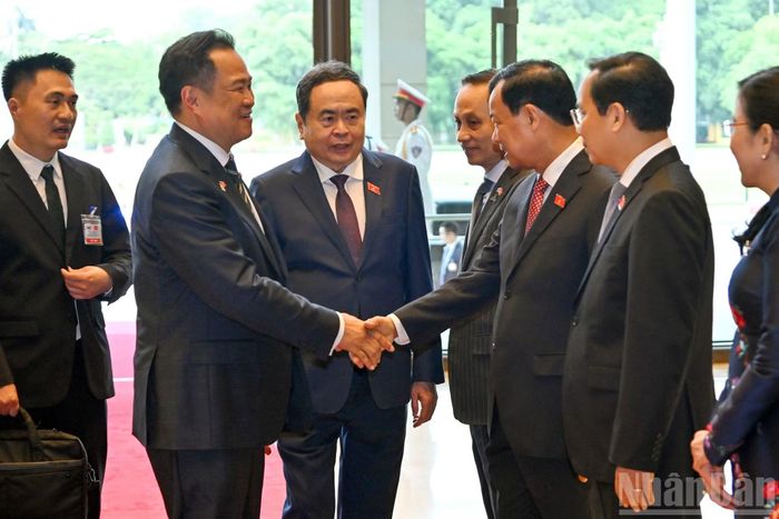 Thủ tướng Thái Lan Anutin Charnvirakul với các đại biểu Việt Nam tại hội kiến.