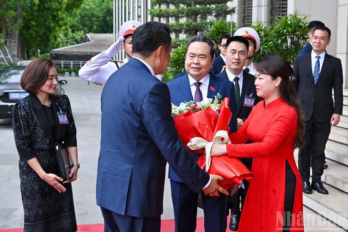  Nhân viên Văn phòng Quốc hội tặng hoa chào mừng Thủ tướng Thái Lan Anutin Charnvirakul. 