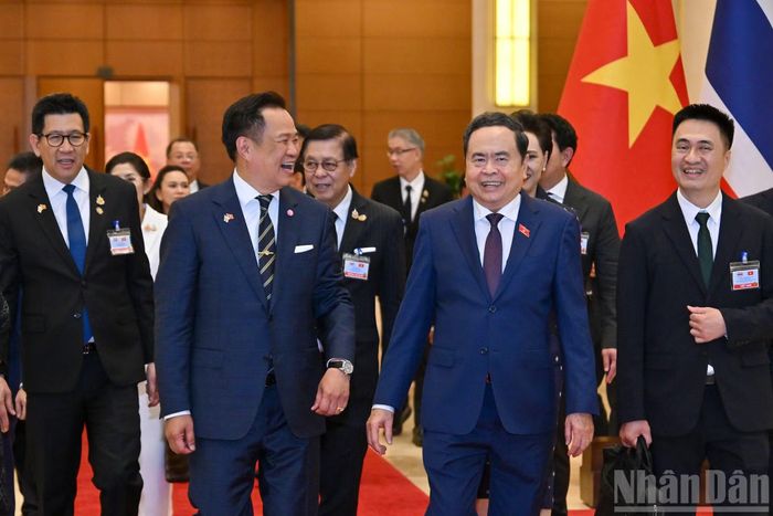Chủ tịch Quốc hội Trần Thanh Mẫn tiễn Thủ tướng Thái Lan Anutin Charnvirakul sau hội kiến.