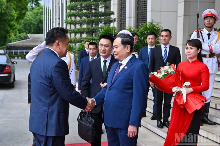  Chủ tịch Quốc hội Trần Thanh Mẫn đón Thủ tướng Thái Lan Anutin Charnvirakul. 