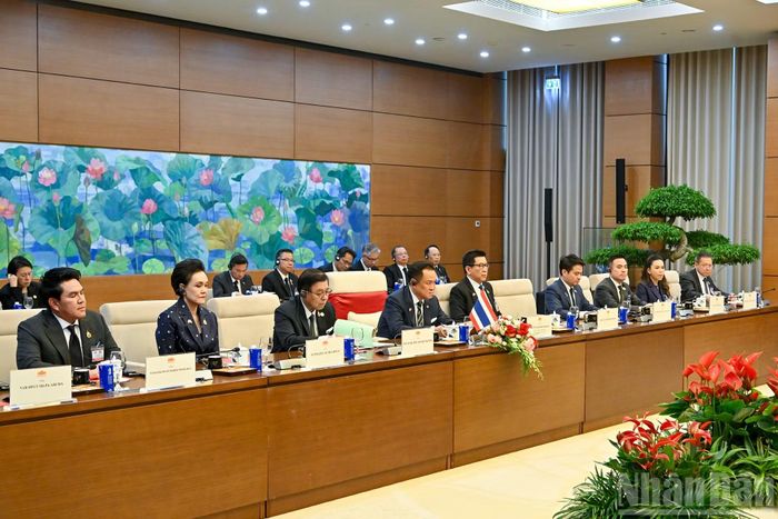 Thủ tướng Thái Lan Anutin Charnvirakul cùng các đại biểu tại hội kiến.
