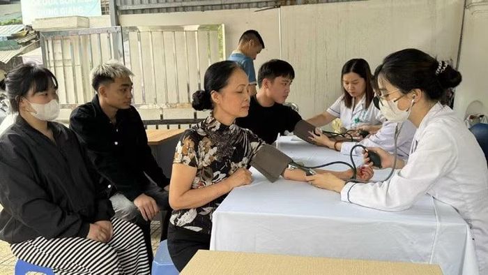 Người dân khám bệnh tại các cơ sở y tế trên địa bàn Hà Nội
