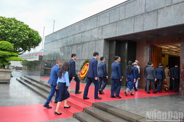 Đoàn đại biểu Campuchia vào Lăng viếng Chủ tịch Hồ Chí Minh.