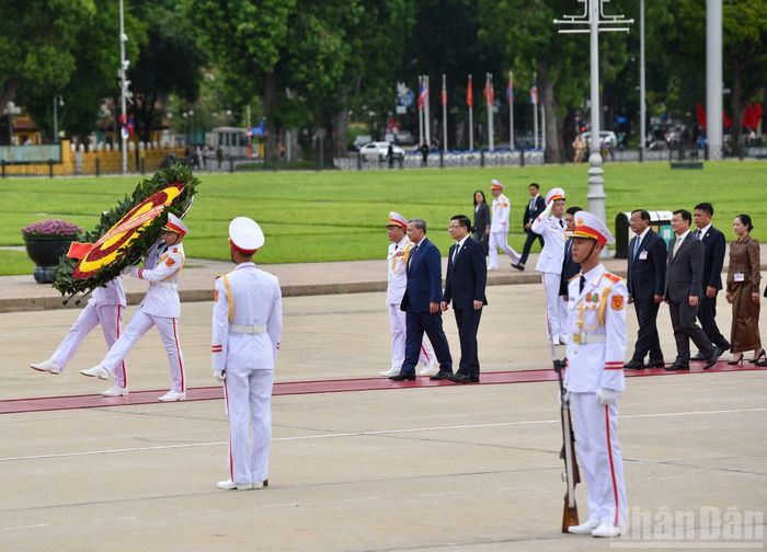 Thủ tướng Campuchia Samdech Moha Borvor Thipadei Hun Manet và đoàn trên khu vực Quảng trường Ba Đình phía trước Lăng Chủ tịch Hồ Chí Minh.