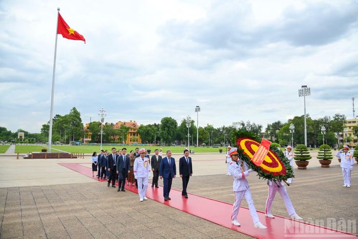 Thủ tướng Campuchia Samdech Moha Borvor Thipadei Hun Manet và đoàn trên khu vực quảng trường Ba Đình phía trước Lăng Chủ tịch Hồ Chí Minh.