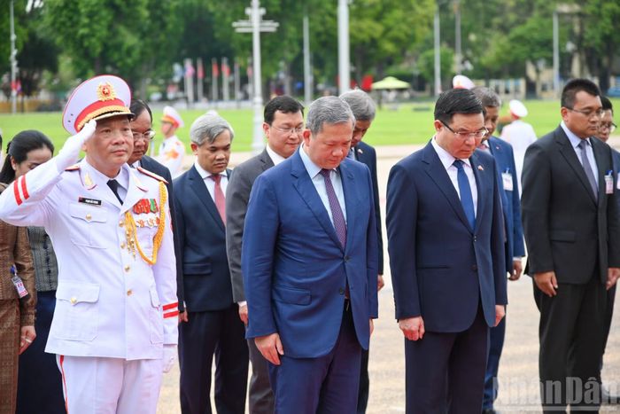 Thủ tướng Campuchia Samdech Moha Borvor Thipadei Hun Manet kính cẩn trước nơi yên nghỉ của Chủ tịch Hồ Chí Minh.
