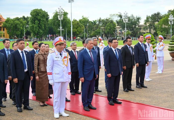 Thủ tướng Campuchia Samdech Moha Borvor Thipadei Hun Manet và đoàn vào Lăng viếng Chủ tịch Hồ Chí Minh.