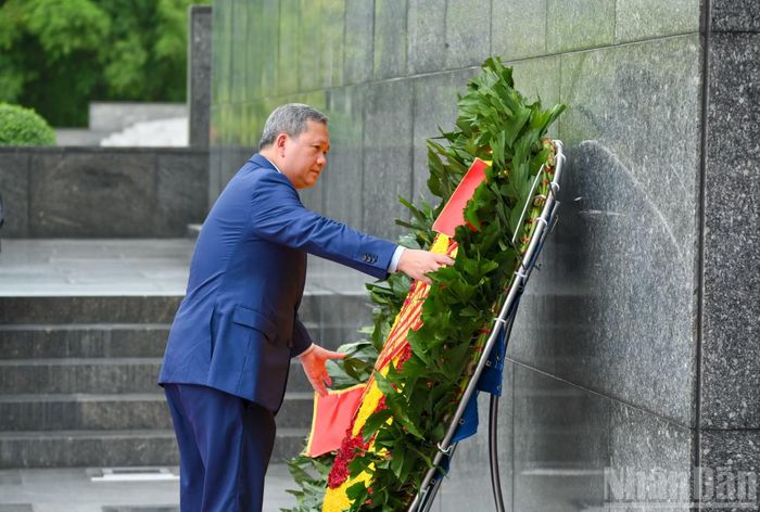 Thủ tướng Campuchia Samdech Moha Borvor Thipadei Hun Manet chỉnh dòng chữ trên vòng hoa.