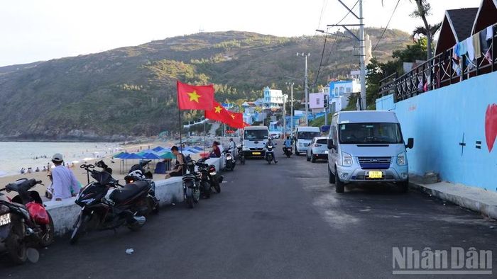 Đông đảo du khách tìm về phường Quy Nhơn Đông để du lịch.